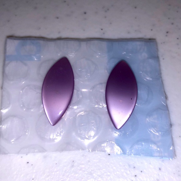 Vintage Flower Petal Shape Purple Plastic Clip on Earrings - Picture 1 of 3